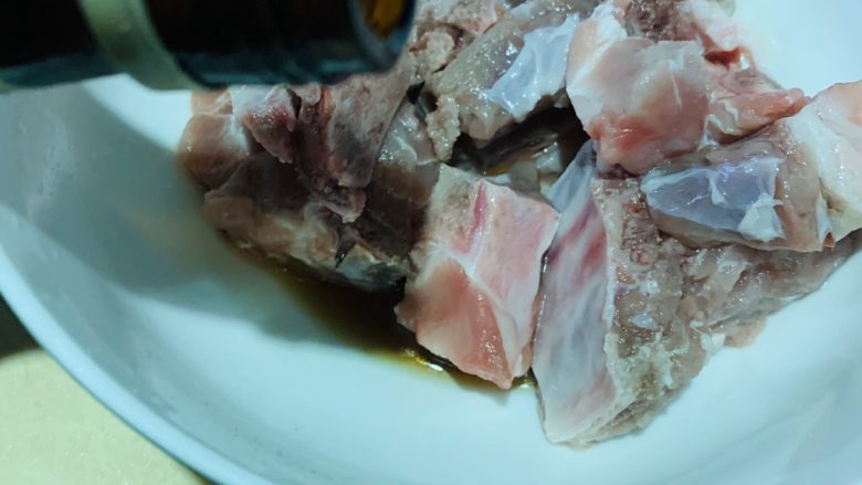 糖醋菠萝排骨,<a style='color:red;display:inline-block;' href='/shicai/ 434'>排骨</a>加<a style='color:red;display:inline-block;' href='/shicai/ 718'>料酒</a>；