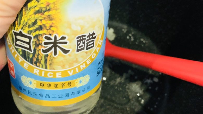 糖醋菠萝排骨,加3勺<a style='color:red;display:inline-block;' href='/shicai/ 715'>白醋</a>;