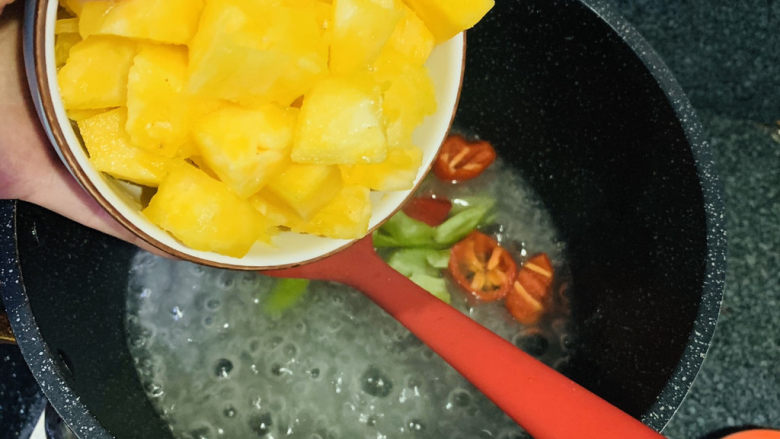 糖醋菠萝排骨,加菜椒和菠萝,翻炒;