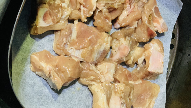 糖醋菠萝排骨,空气炸锅里铺油纸,将腌好的排骨,一块块夹入摆好,先200度,8分钟炸;