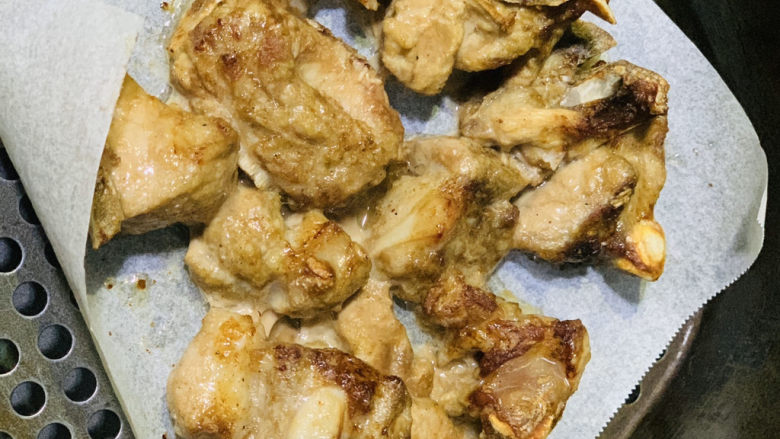 糖醋菠萝排骨,取出翻面,空气炸锅200度,5分钟;