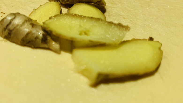 砂锅炖羊肉,姜洗净,切片,待用;