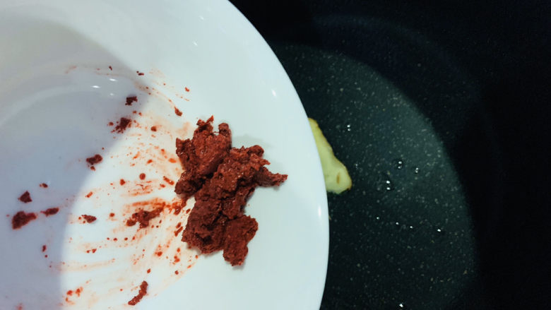 砂锅炖羊肉,加入1勺酒糟炒香;