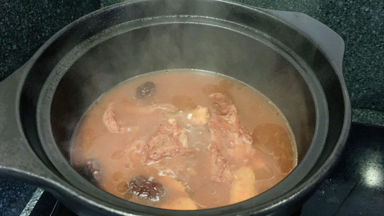 砂锅炖羊肉,搅拌均匀,再大火开一会就可以出锅;