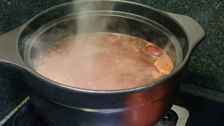 砂锅炖羊肉,调小火,盖住炖45分钟;