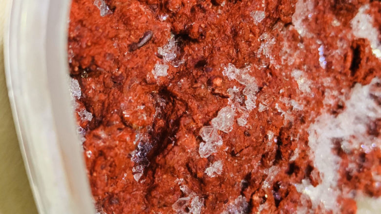 砂锅炖羊肉,取出<a style='color:red;display:inline-block;' href='/shicai/ 9581'>酒糟</a>,待用,平时冰冻在冰箱保存;