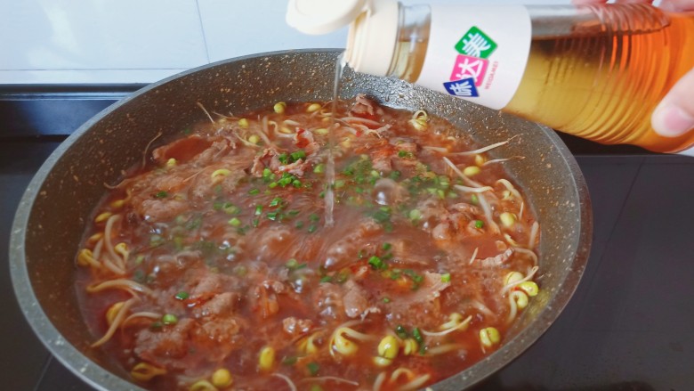 麻辣牛肉面,加点醋汤汁味道更爽口。