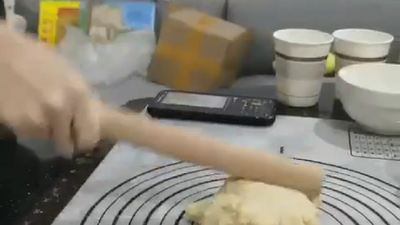菠萝面包,用擀面杖不停的敲打,像搓衣服一样不停来回搓,这样的步骤需要15分钟左右,才能揉成不黏手的面团
