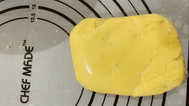 菠萝面包,搅拌均匀后,用保鲜膜包裹起来,冷冻定型,这样酥皮部分已经初步做好啦