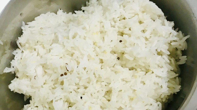 菠萝虾仁炒饭,放冰箱后的炒出来口感更佳,(如果是刚包好的方饭打散放冷后再炒,这样炒出来粒粒分明更好吃)