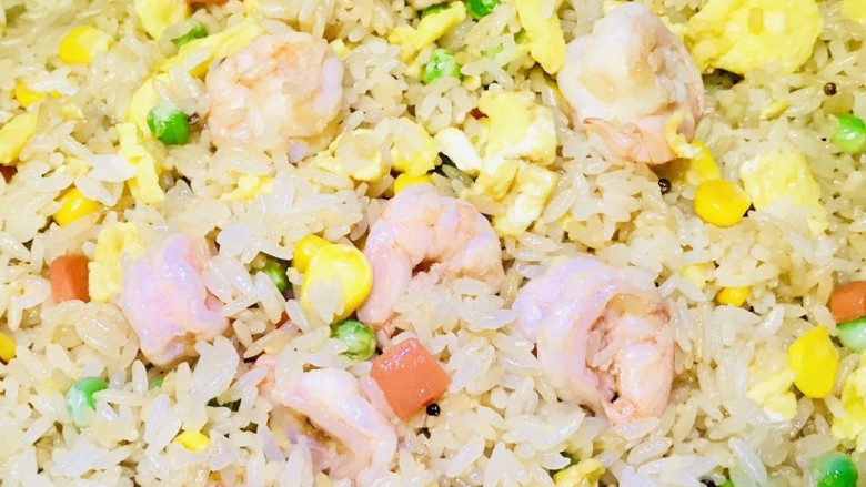 菠萝虾仁炒饭,加入虾仁和鸡蛋,放入少许的生抽和盐