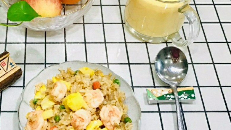 菠萝虾仁炒饭,配上杯果汁,完美