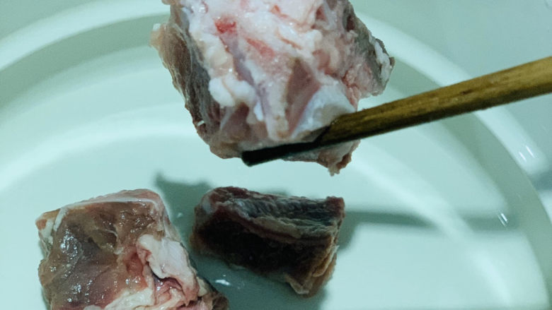 花生莲藕排骨汤,洗净后,用筷子夹入炖锅;