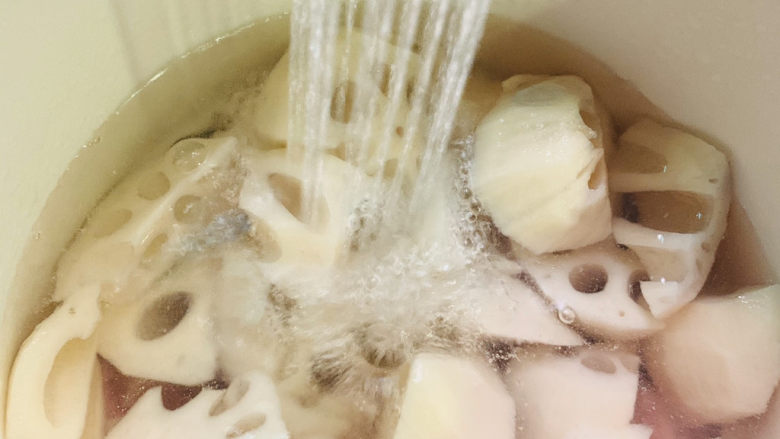 花生莲藕排骨汤,加入清水;