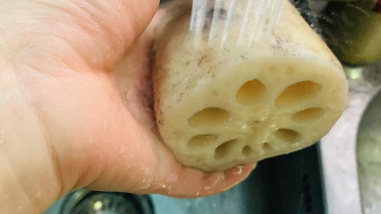 花生莲藕排骨汤,用水清洗干净;