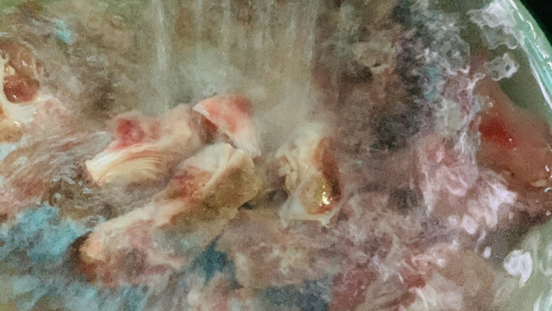 花生莲藕排骨汤,直接用清水洗干净,因为是新鲜排骨,不需要焯水;