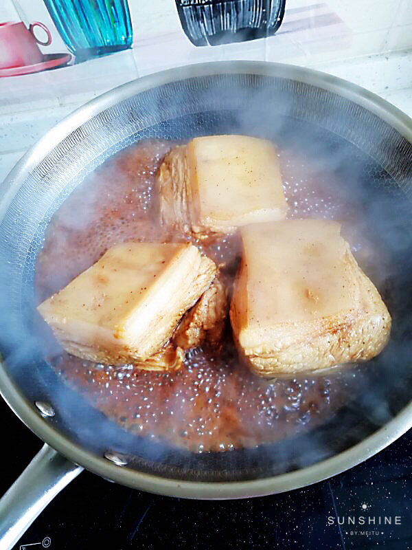 金典红烧肉,加入<a style='color:red;display:inline-block;' href='/shicai/ 718'>料酒</a>、生姜,酱油、及大料