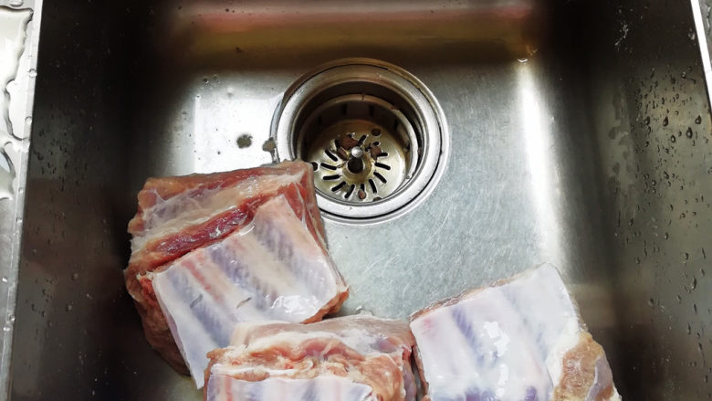 金典红烧肉,将买的肉用水清洗,去掉上面的屑屑,毛等脏物