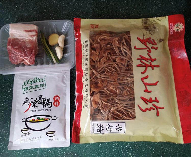 麻辣香锅茶树菇,备好<a style='color:red;display:inline-block;' href='/shicai/ 414'>猪肉</a>、茶树菇和调料包,食材可根据各人喜欢增减