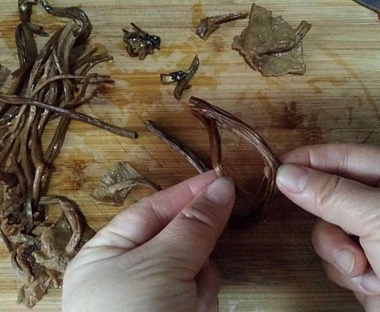 麻辣香锅茶树菇,泡软后用剪刀剪去根头部分、再将粗大点儿的根茎对半撕开,这样吃起来会方便