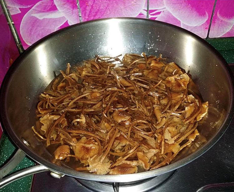 麻辣香锅茶树菇,清洗干净后放入锅中,加适量清水,加盖焖煮至能嚼动状态即可