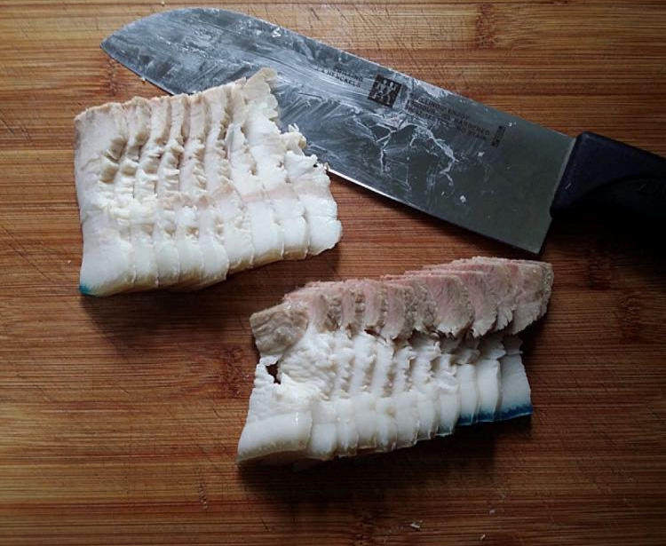 麻辣香锅茶树菇,猪肉冼净后加清水、葱姜和料酒,焖煮至筷子能戳动即可,切成片。