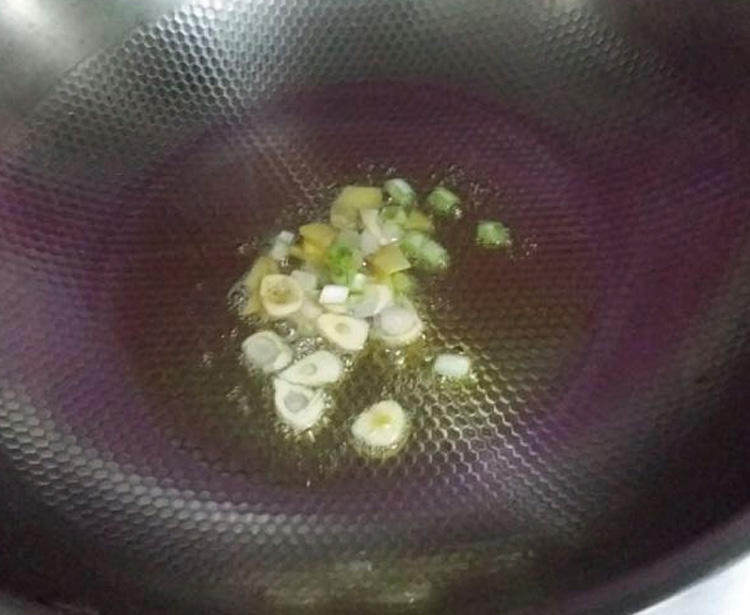 麻辣香锅茶树菇,另起锅烧热后倒入菜籽油,下葱姜蒜爆香