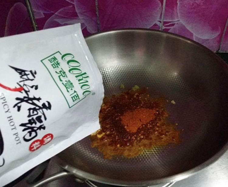 麻辣香锅茶树菇,.倒入麻辣香锅调料,用中小火炒出香味和红油