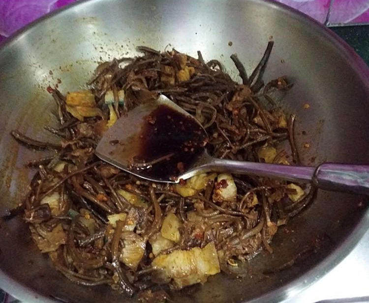 麻辣香锅茶树菇,倒入煮好的茶树菇,大火翻炒均匀,放入煎好的肉片炒匀,然后加少许生抽增鲜提色