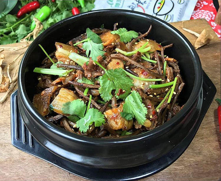 麻辣香锅茶树菇,听到滋滋声响后即刻离火,麻辣鲜香有嚼劲,好吃下饭又过瘾