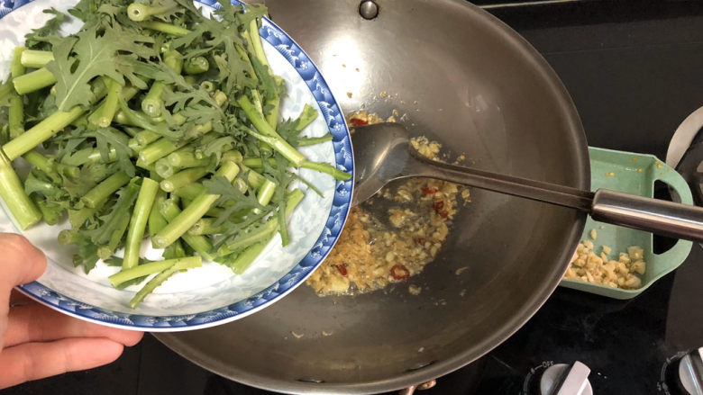 蒜泥茼蒿➕蒜蓉虾皮炒茼蒿,加入茼蒿茎,