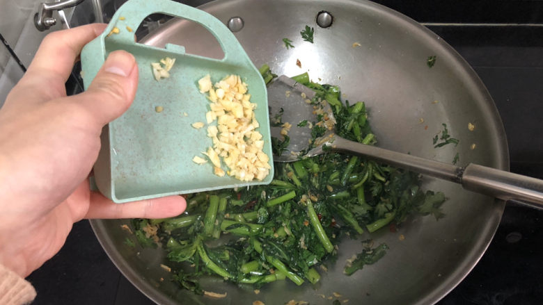 蒜泥茼蒿➕蒜蓉虾皮炒茼蒿,关火,撒上剩余蒜泥,炒均,出锅。
