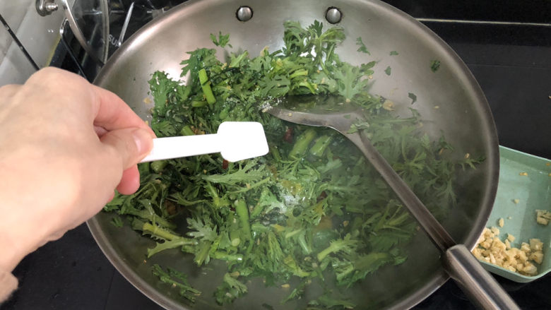蒜泥茼蒿➕蒜蓉虾皮炒茼蒿,加半茶匙食盐,注意虾皮和鸡汁都有咸味,盐的量可以减少一些。大火翻炒约十来秒