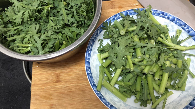 蒜泥茼蒿➕蒜蓉虾皮炒茼蒿,分茎叶,切小段