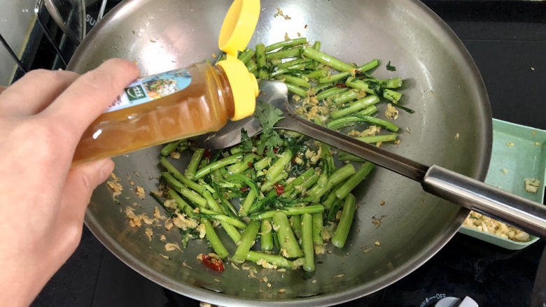 蒜泥茼蒿➕蒜蓉虾皮炒茼蒿,加半茶匙太太乐鸡汁,中火翻炒一分钟