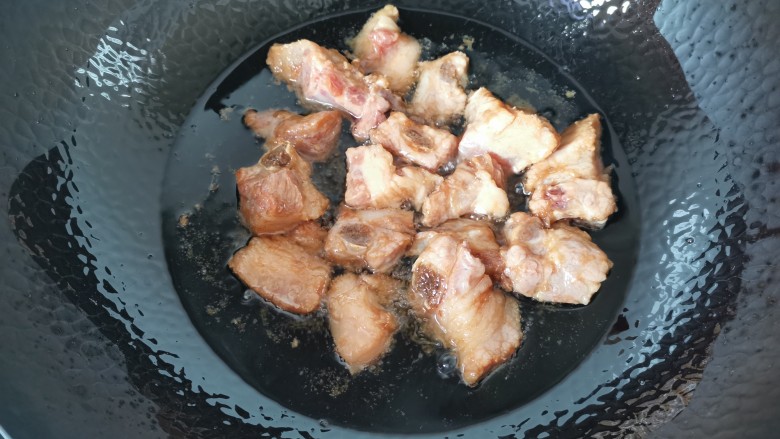糖醋菠萝排骨,锅里倒入适量的油,油温6成热放入排骨炸