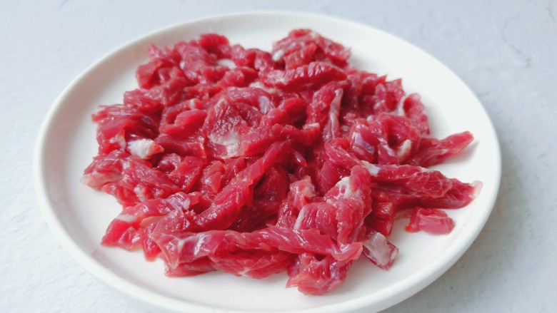 蒜苔炒牛肉,<a style='color:red;display:inline-block;' href='/shicai/ 216'>牛肉</a>斜着切细丝。