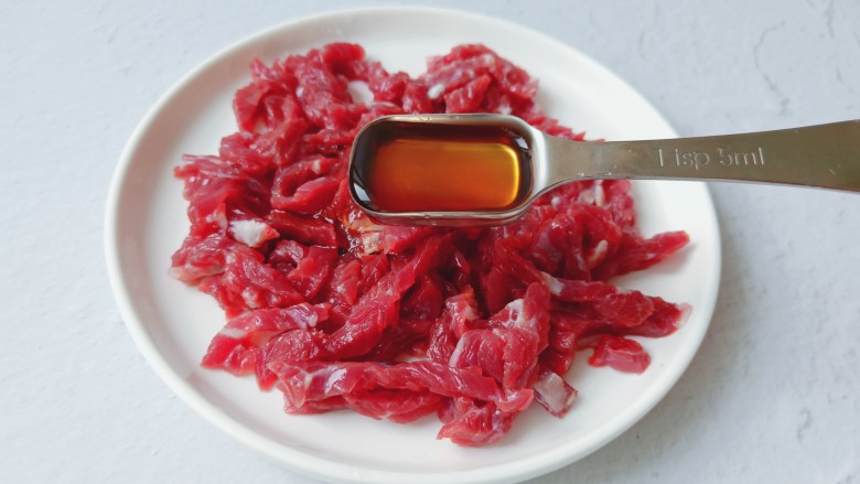 蒜苔炒牛肉,加<a style='color:red;display:inline-block;' href='/shicai/ 718'>料酒</a>一勺 。