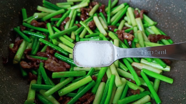 蒜苔炒牛肉,加盐一勺。