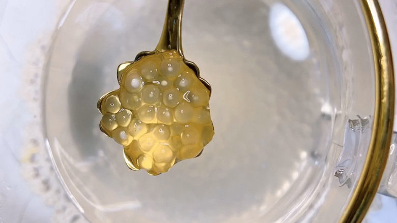 芒果西米捞,煮好的西米放冰水里浸泡,用勺子轻轻搅拌,防止粘连成块。