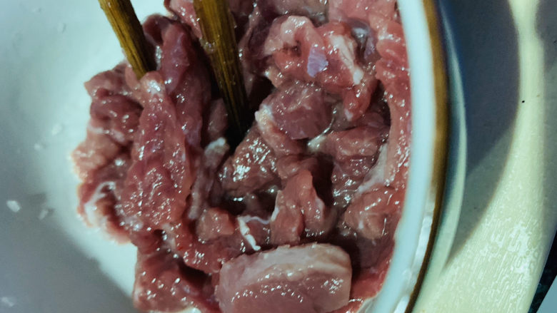 葱爆羊肉片,搅拌均匀;