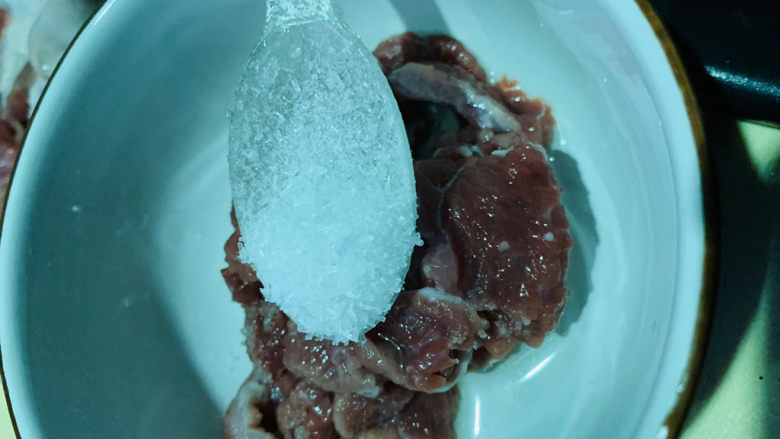 葱爆羊肉片,加少许味精;
