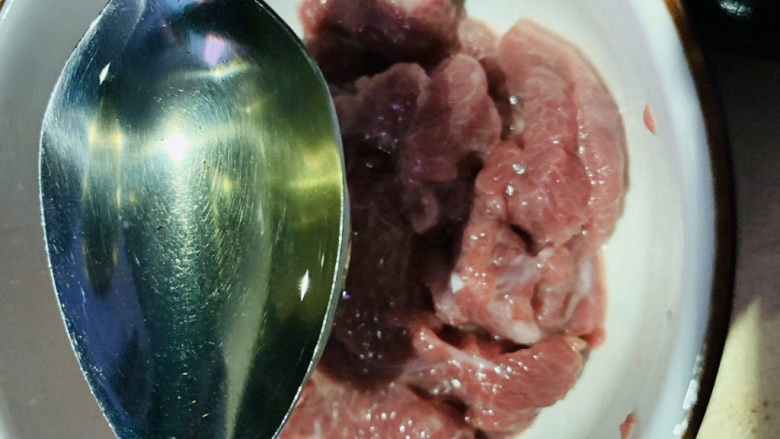 葱爆羊肉片,加少许油,搅拌均匀,腌制15分钟;