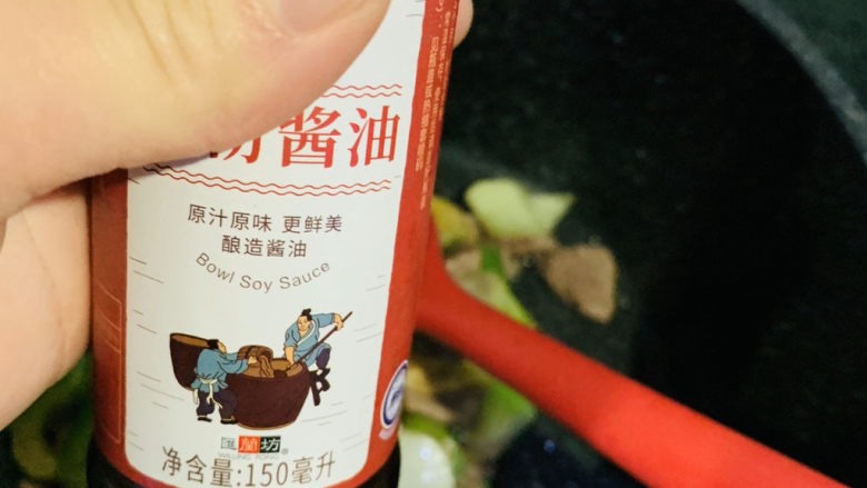 葱爆羊肉片,加酱油;