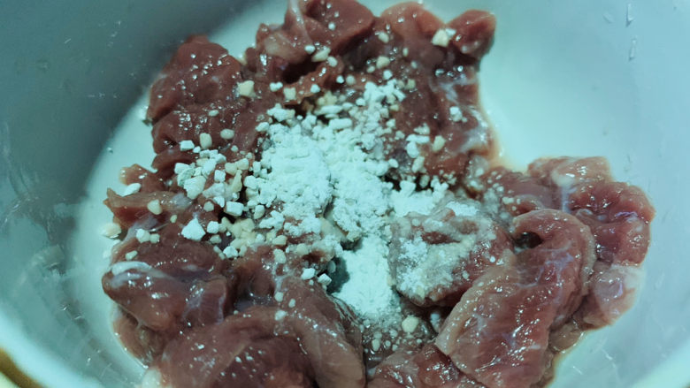 葱爆羊肉片,加少许淀粉;