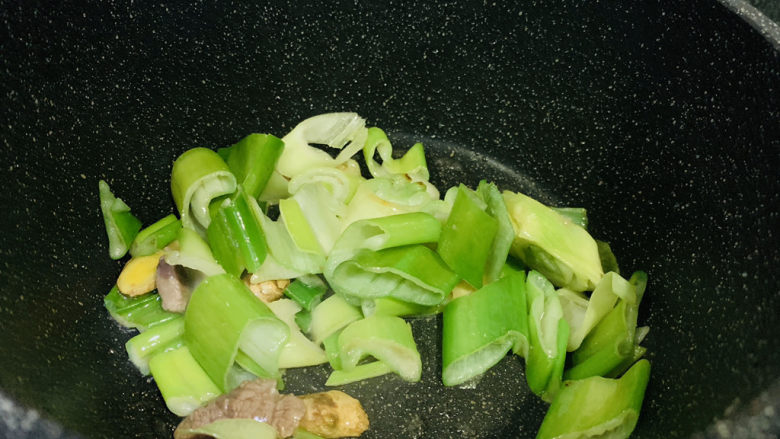 葱爆羊肉片,大葱炒断生;