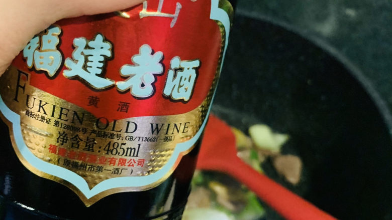 葱爆羊肉片,加入羊肉,加料酒;