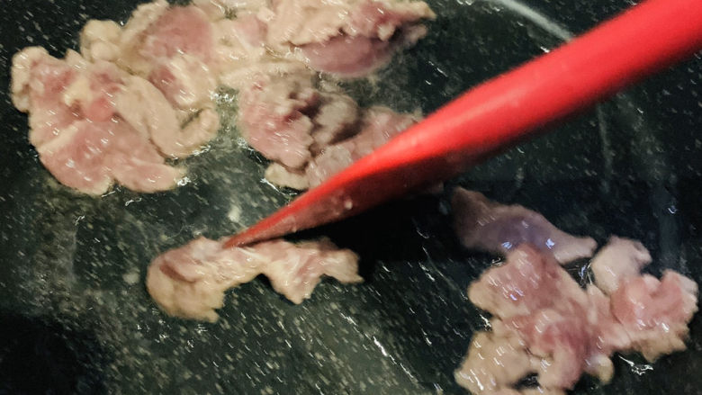 葱爆羊肉片,把腌制好的羊肉倒锅里,大火滑油,变色先捞起;