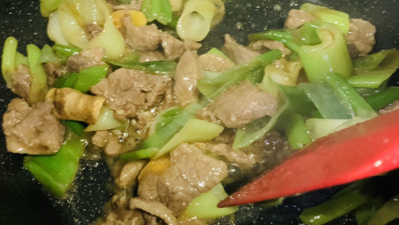 葱爆羊肉片,大火迅速翻炒均匀;