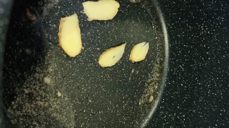 葱爆羊肉片,锅底油,加姜片炒香;